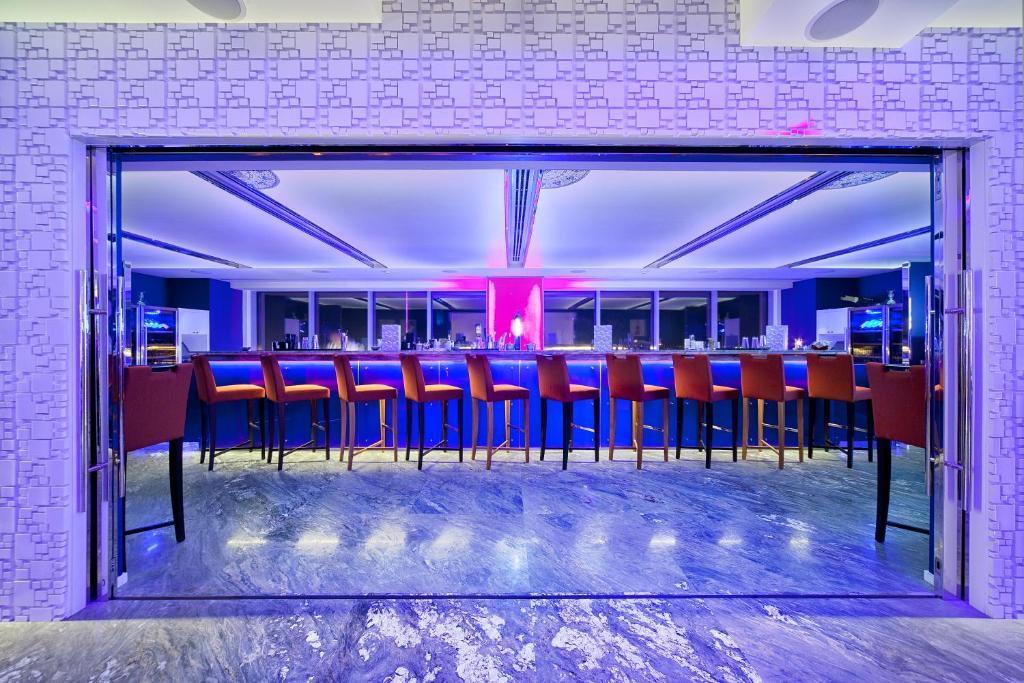 The Domain Bahrain Hotel And Spa - Adults Friendly 16 Years Plus マナーマ エクステリア 写真 The bar at the 101 bar